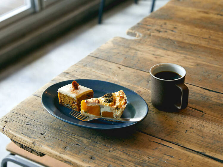 10月6日、タイ発アカアマコーヒーのロースタリーカフェがオープン