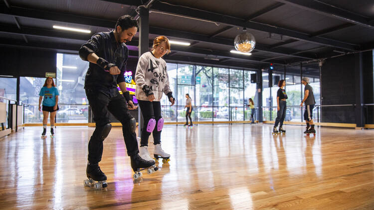 Personas patinando en patines en Bliss on Wheels