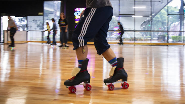 Persona en patines en Bliss on Wheels