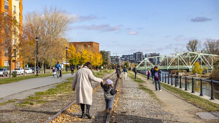 Pagayer ou pédaler le long du canal Lachine Pagayer ou pédaler le long du canal Lachine
