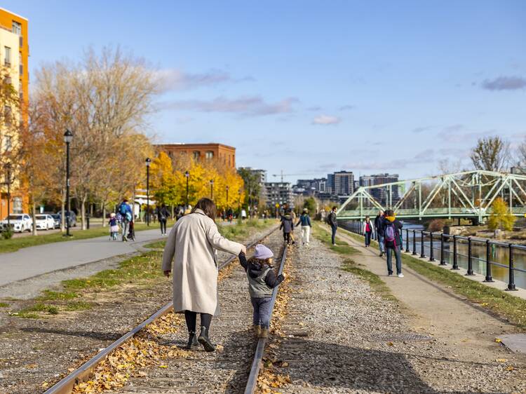 Pagayer ou pédaler le long du canal Lachine Pagayer ou pédaler le long du canal Lachine