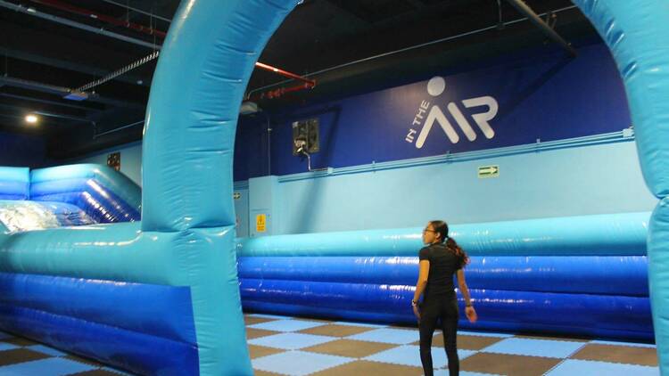 Mujer en parque de trampolines "In the air" Universidad