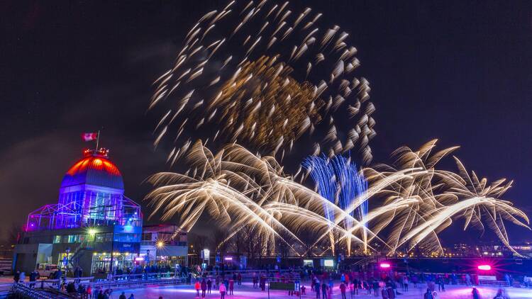 Un spectaculaire feu d'artifice juste après le décompte du Nouvel An revient à Montréal