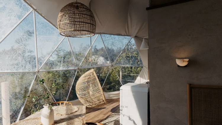 The glamping dome with an outdoor tub in Naalehu