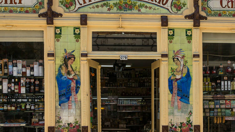Buy souvenirs at Pérola do Bolhão