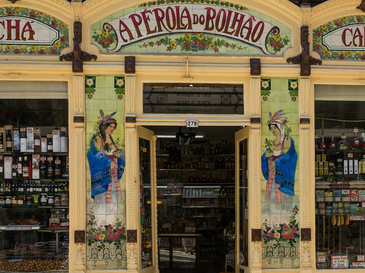 Buy souvenirs at Pérola do Bolhão