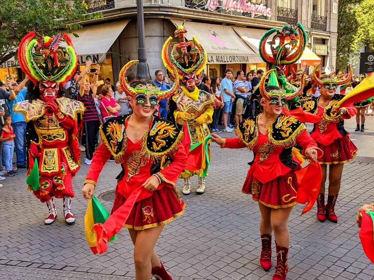 Insectos humanos y diabladas en un parque de Carabanchel