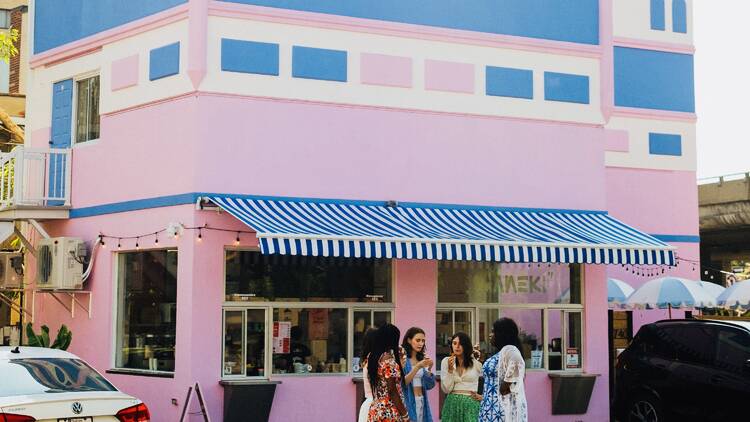 J'ai mangé dans un château rose et bleu à Montréal qui sert des sushis décadents