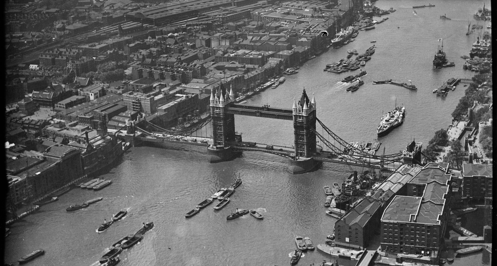 These historic aerial photos show what London looked like before World War II