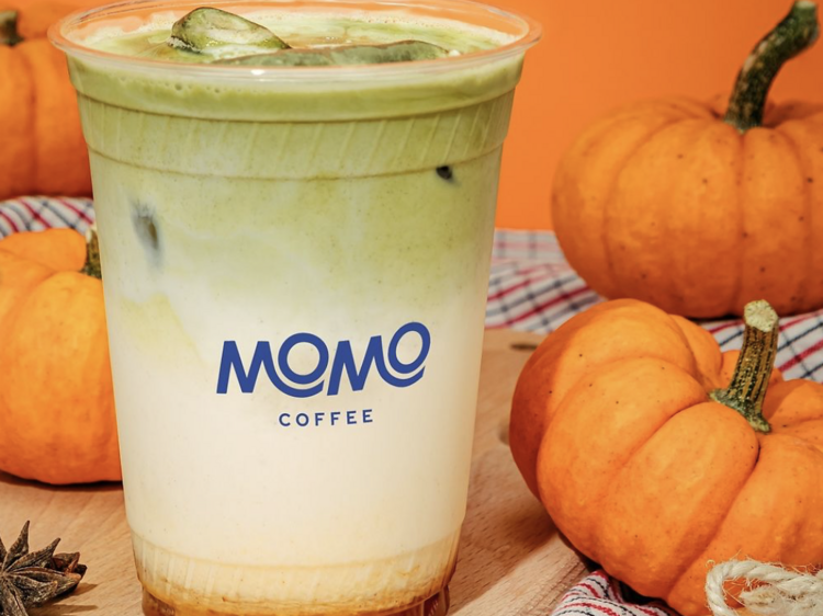 Iced Pumpkin Spice Matcha en Momo Coffee