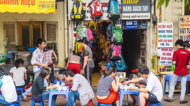 People eating in Hanoi 