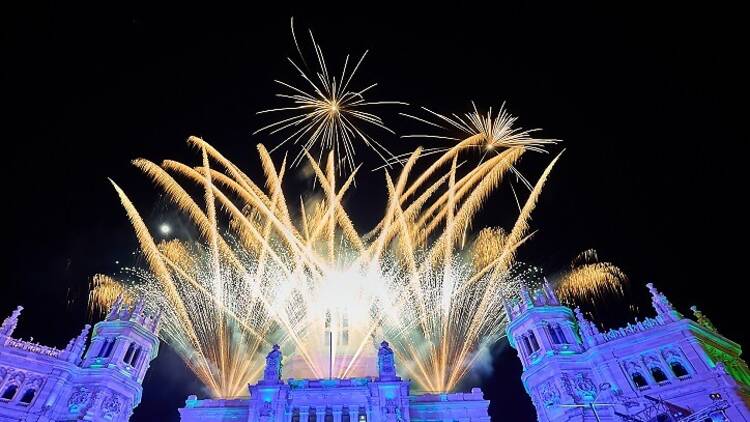 Fuegos artificiales por el Día de la Hispanidad