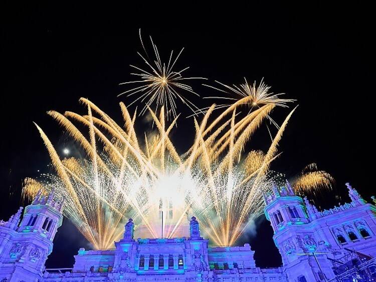 Fuegos artificiales por el Día de la Hispanidad