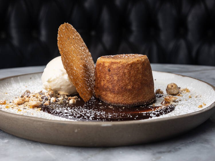 L'atelier Bistró – Dulce de Leche Lava Cake