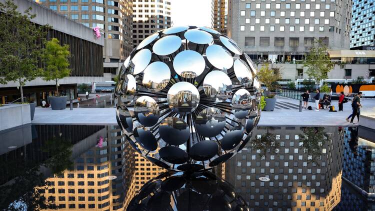 Trouvez l'énorme orbe illuminé à la Place des Arts