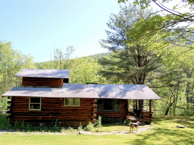 The rustic log cabin with mountain views in Phoenicia