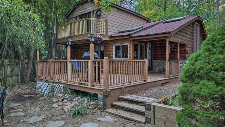 The lakefront cabin in Middle Island