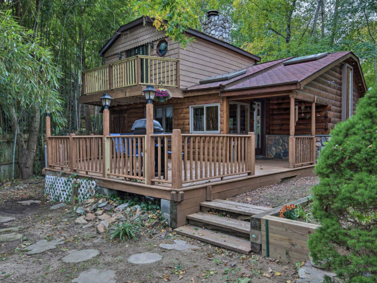 The lakefront cabin in Middle Island