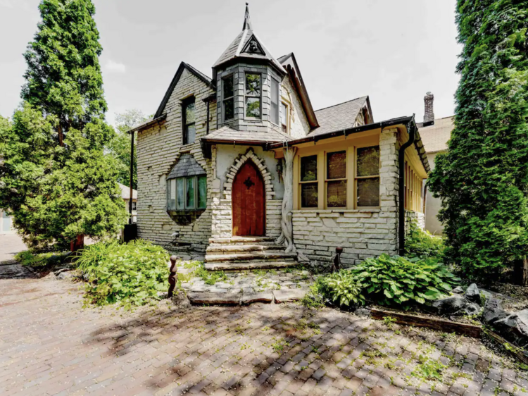 The mysterious manor in Saint Paul, MN