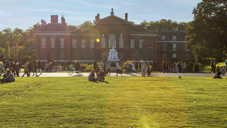 Kensington Palace Gardens tour with Royal High Tea