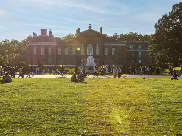 Kensington Palace Gardens tour with Royal High Tea