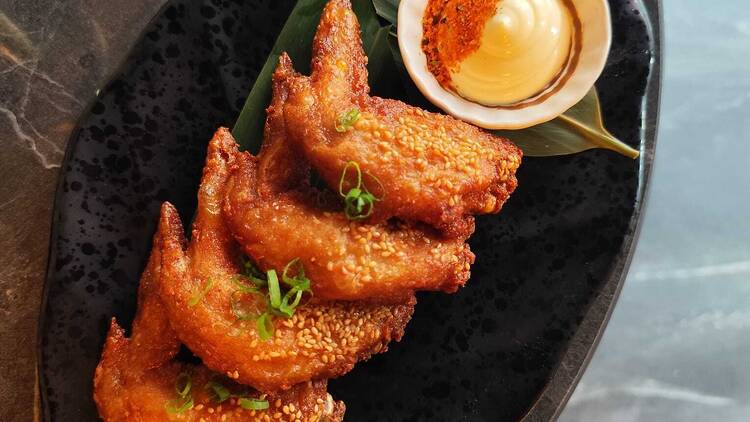 Tori karaage, pedaços de frango frito picante com maionese com togarashi