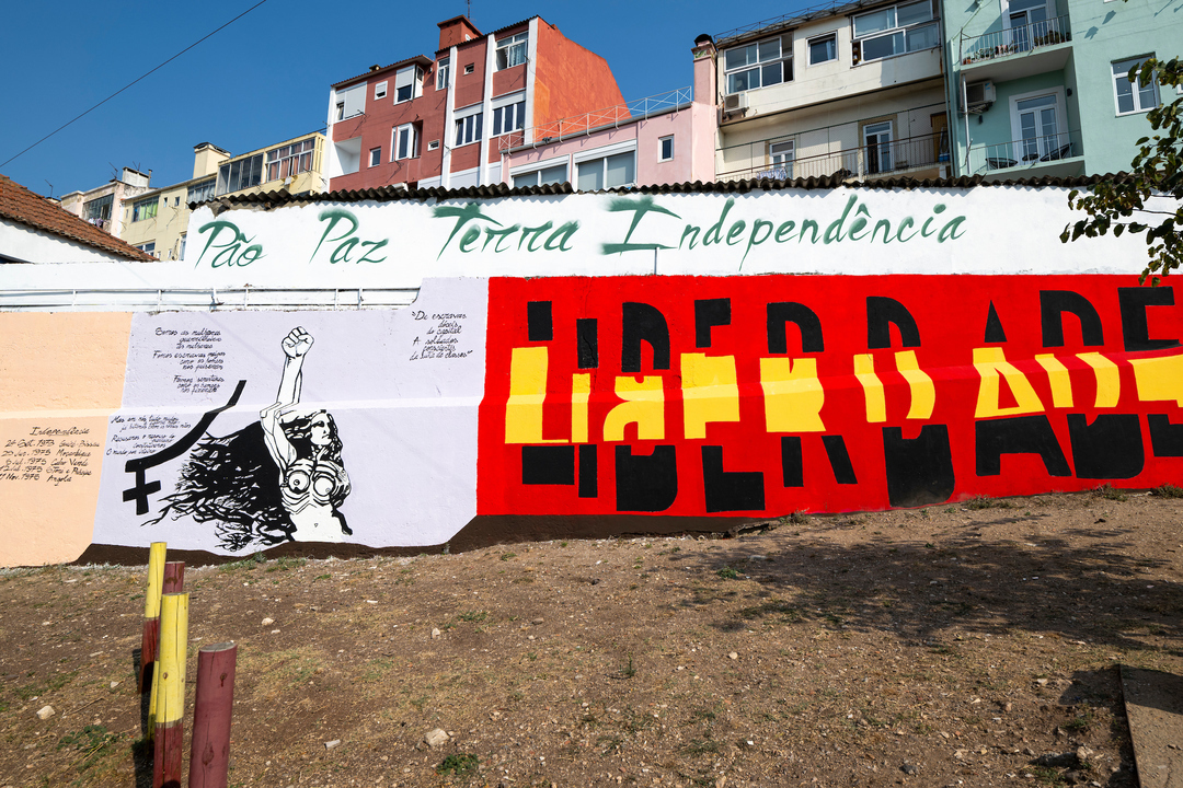 Mural by António Alves at Calçada dos Mestres