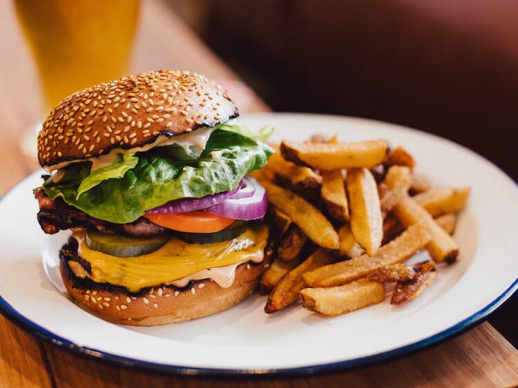 Cheeseburger and chips