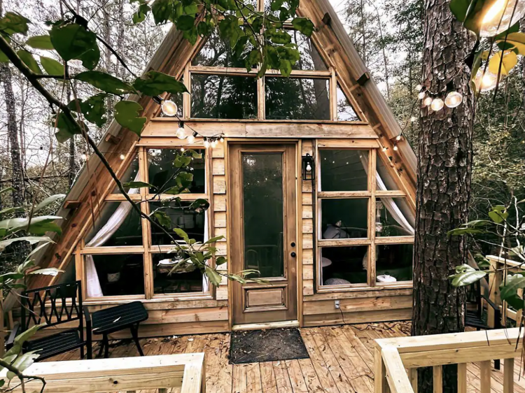 The rustic-lux treehouse in Kirbyville, TX