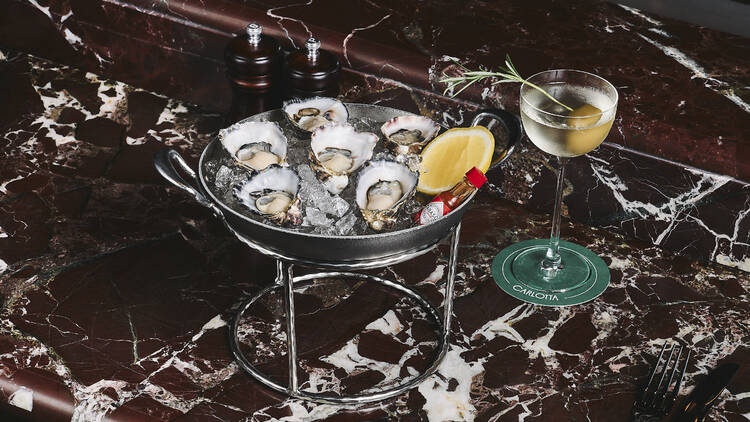 Oysters with martini and hot sauce