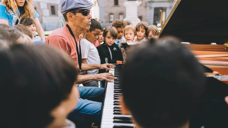 Tu ciudad se llena de pianos