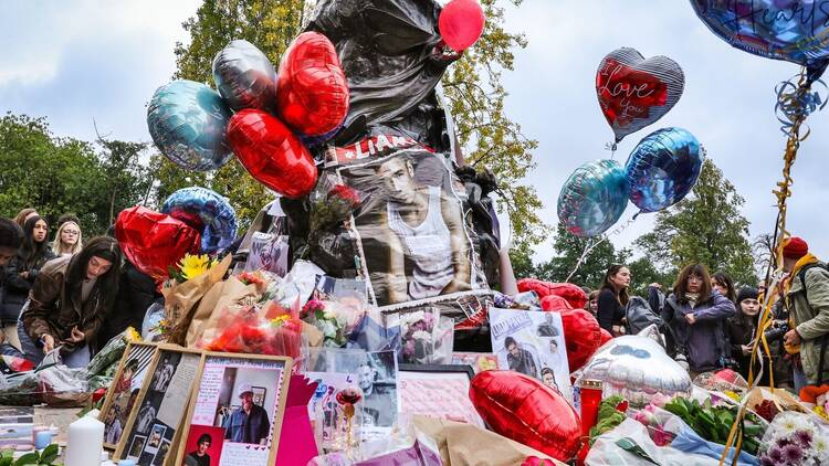 Liam Payne tributes in Kensington Gardens 