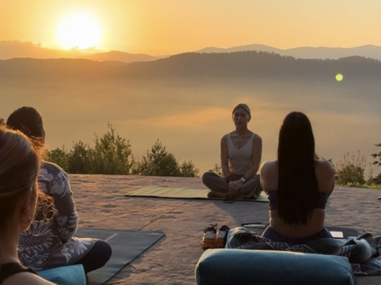 A mountaintop yoga retreat in Tennessee, TN