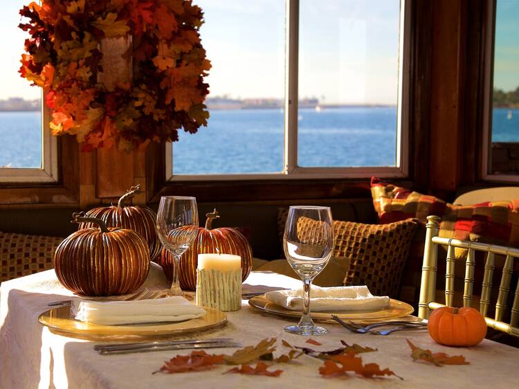 Take a Thanksgiving Day dining cruises