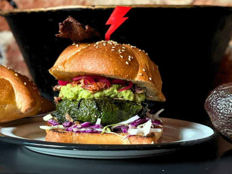 Hamburguesa de pan de muerto en Indómita