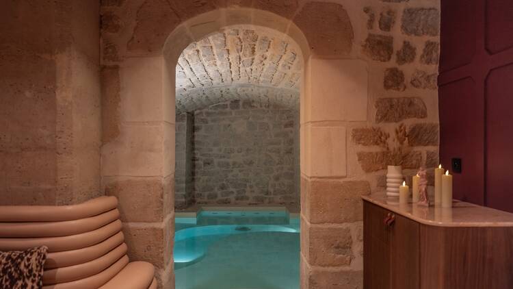 Piscine dans une cave voutée