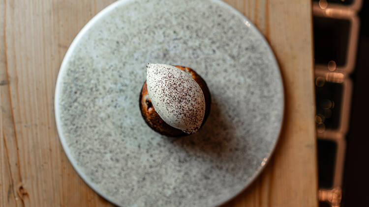 Fondant de chocolate branco com gelado de vinagre