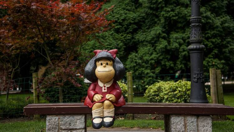 Escultura Mafalda de Quino en Oviedo