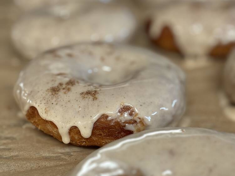 Apple cider and pumpkin spice latte at Union Square Donuts