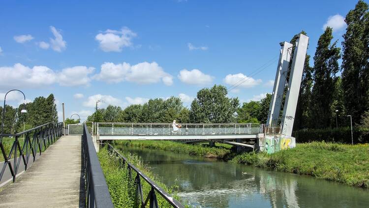 Cycle along Naviglio della Martesana