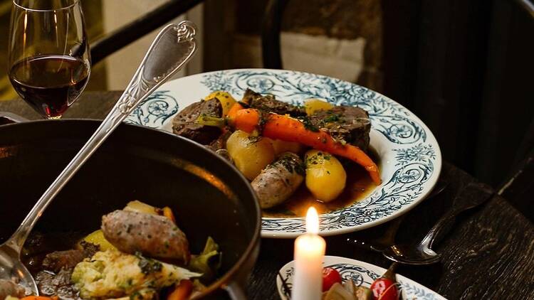 Dans ce restaurant caché du Marais, un chef étoilé réinvente un classique des brasseries