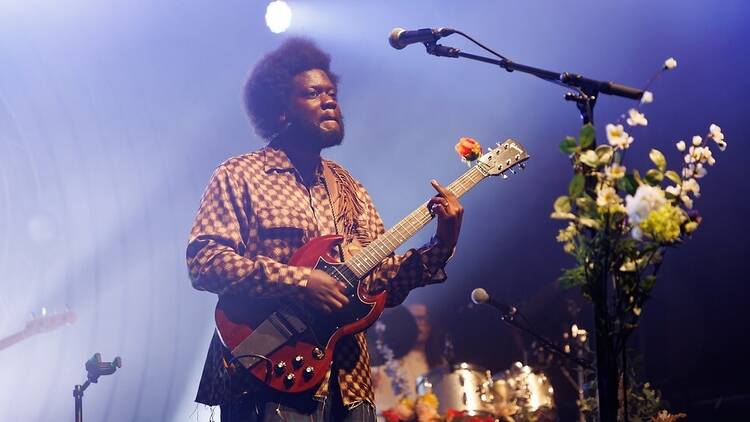 Michael Kiwanuka performing live