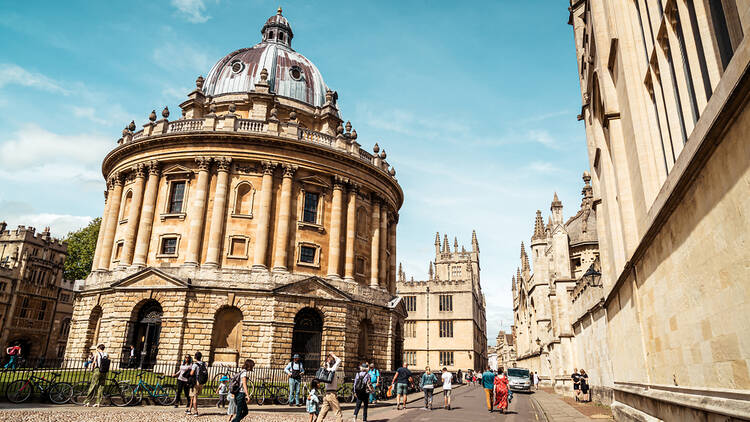 Oxford University in the sunshine with students