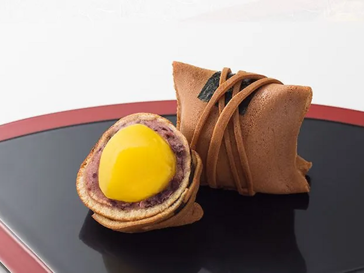 Try the famous komokaburi by family-run wagashi store Itaya Honten