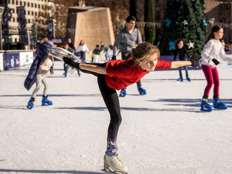 Pista de hielo, tiovivo y mercadillo: la Navidad vuelve a la Plaza de Colón