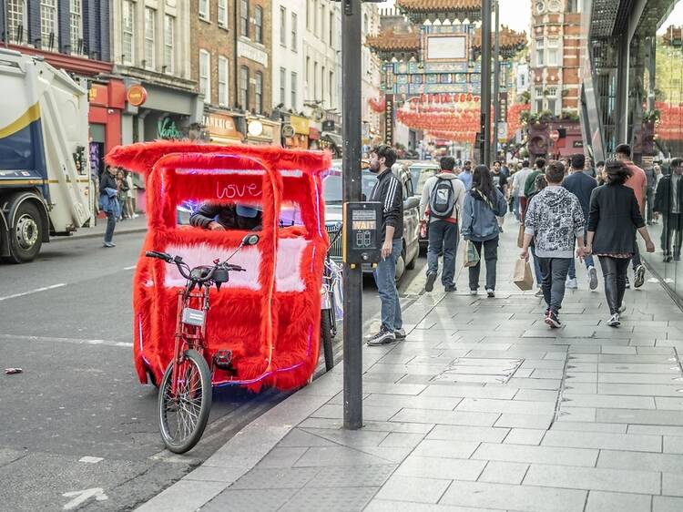 London tourists have been told to watch out for photobooth, boxing machine and pedicab scams