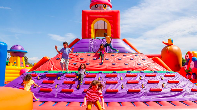 El parc inflable més gran del món s’instal·la a Barcelona per Nadal