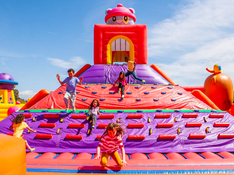 El parc inflable més gran del món s’instal·la a Barcelona per Nadal