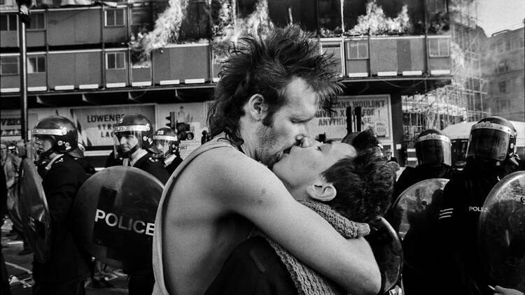 David Hoffman, Nidge & Laurence Kissing 1990 © David Hoffman