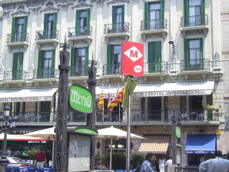 Los forjados modernistas volverán a la parada de metro de Liceu